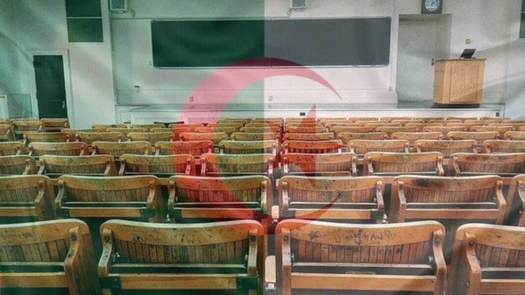 Algérie : voici le calendrier des vacances universitaires Salles de classe vides avec tableau noir et chaises en bois.
