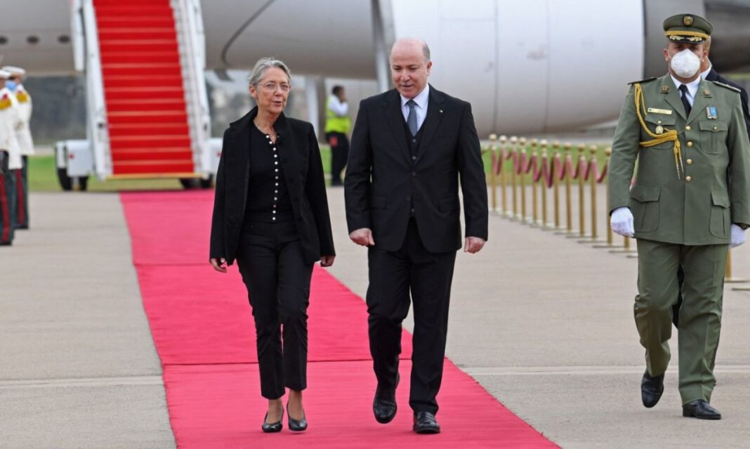 Visite de la PM française, Elisabeth Borne en Algérie : voici les deux grands dossiers au menu Elisabeth Borne et un officiel algérien en visite sur le tarmac.