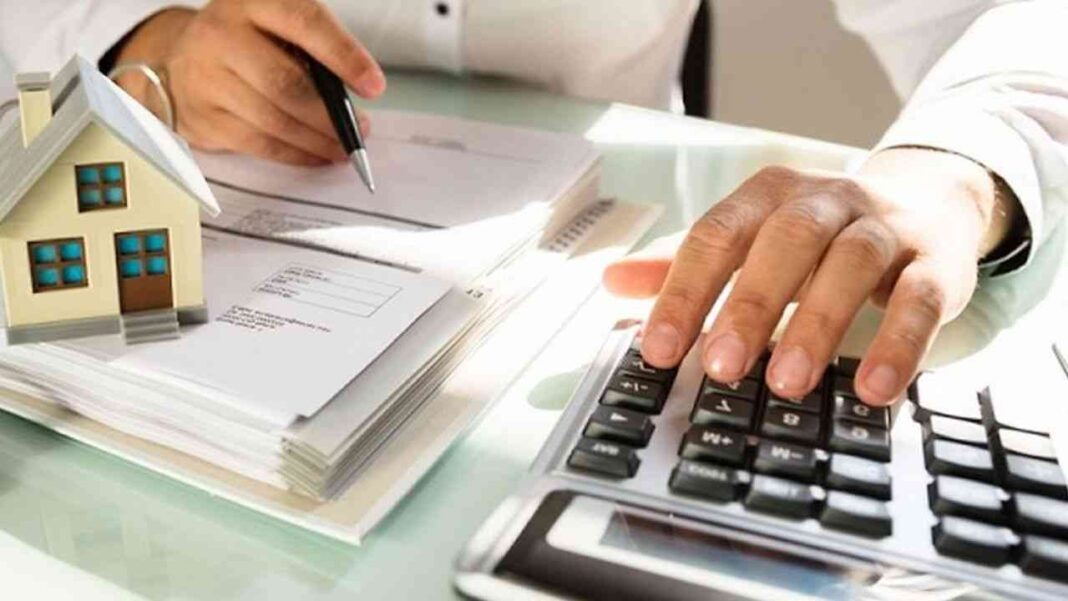 Algerie : Application d’un nouvel impôt sur les plus-values à partir de 2023 Personne utilisant une calculatrice pour évaluer un impôt sur les plus-values.