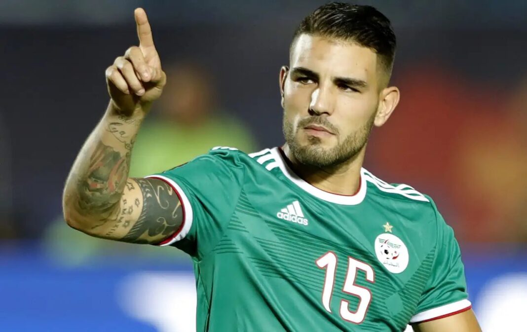 Andy Delort en maillot vert, pointant du doigt lors d'un match.