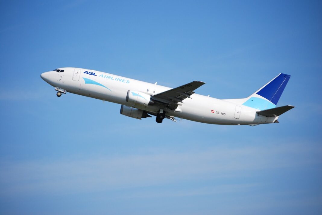 Avion d'ASL Airlines en vol Avion d'ASL Airlines en vol dans le ciel bleu clair.