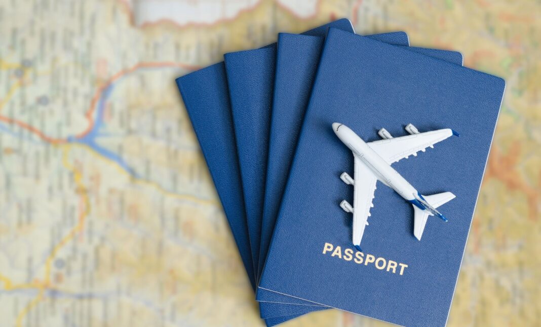 L’Algérie veut lancer son visa électronique Passeports et modèle d'avion sur une carte géographique.