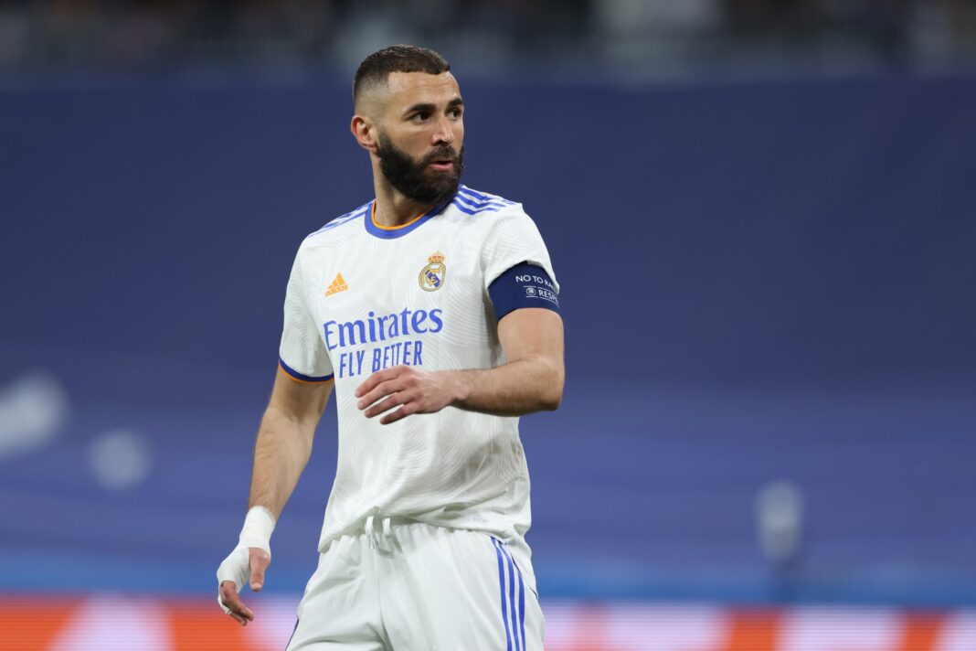 Karim Benzema en tenue du Real Madrid sur le terrain de football.