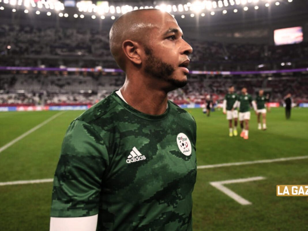 Equipe d’Algérie : selon Brahimi, Gassama n’est pas responsable ! Joueur algérien sur le terrain lors d'un match de football.