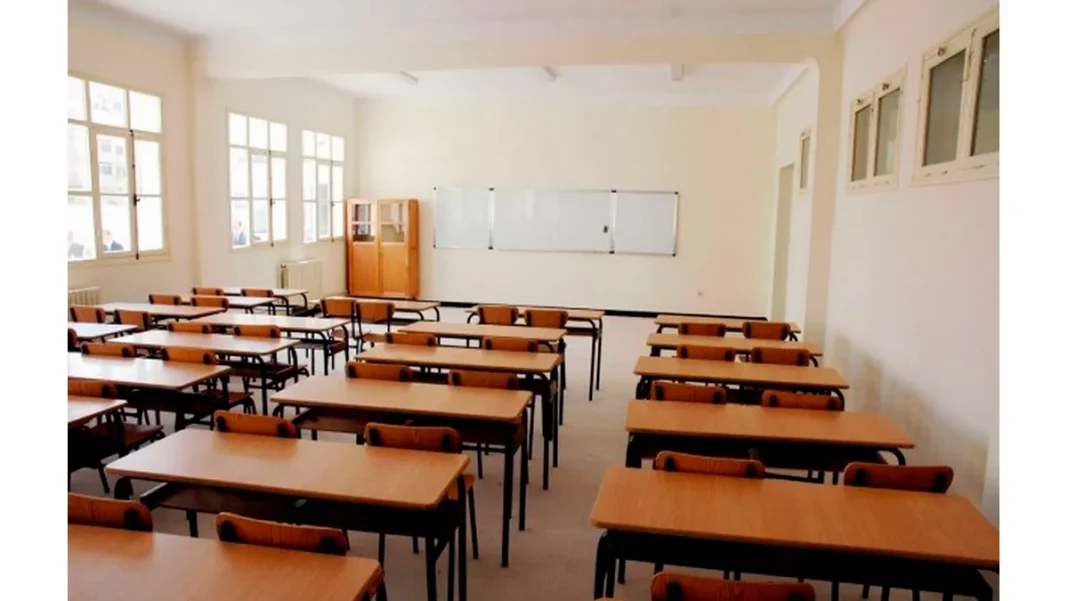 Algérie : Découvrez le calendrier des vacances universitaires et scolaires de l’anné Salle de classe vide avec des bureaux et des chaises en Algérie.
