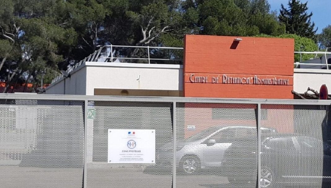 France : Un algérien agresse deux policiers à Nîmes Centre de rétention à Nîmes avec voiture et clôture.