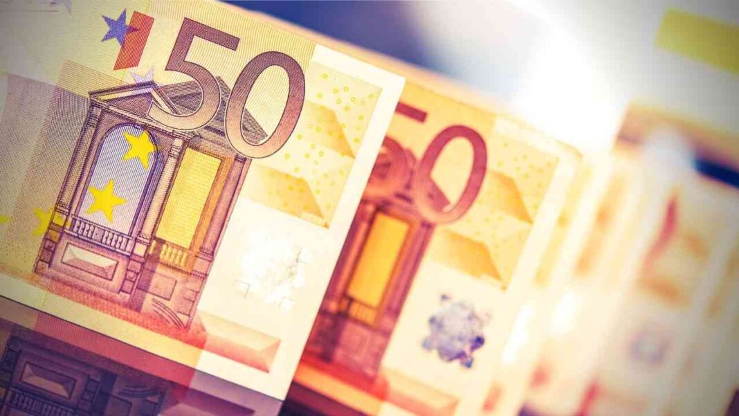 Billets de 50 euros avec le symbole de l'euro et le design européen.