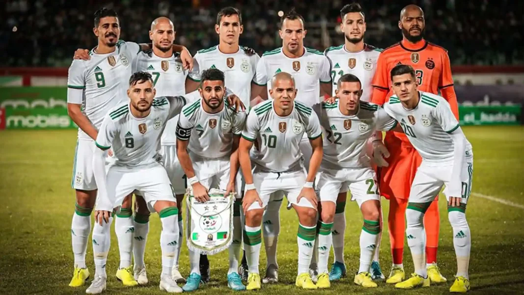 Equipe d’Algérie : Voici le nouveau successeur d’Adidas Groupe de joueurs de l'équipe d'Algérie sur le terrain de football.