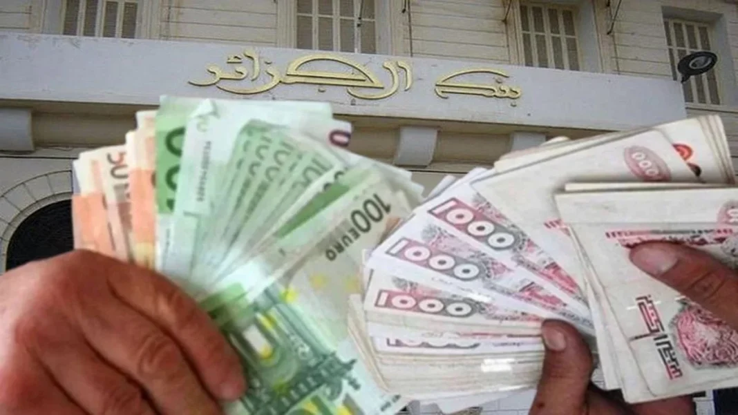Taux de change : le dinar algérien en Banque et au marché informel ce 3 avril Main tenant des billets de banque algériens de différentes coupures.