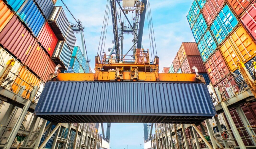 Conteneurs de fret au port Conteneurs de fret colorés dans un port avec grue.