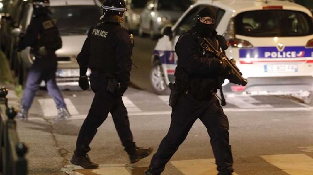 Policiers en intervention à Marseille Policiers en action lors d'une intervention nocturne à Marseille.