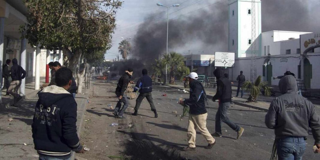 Manifestants et policiers face à face lors d'une protestation en Tunisie.