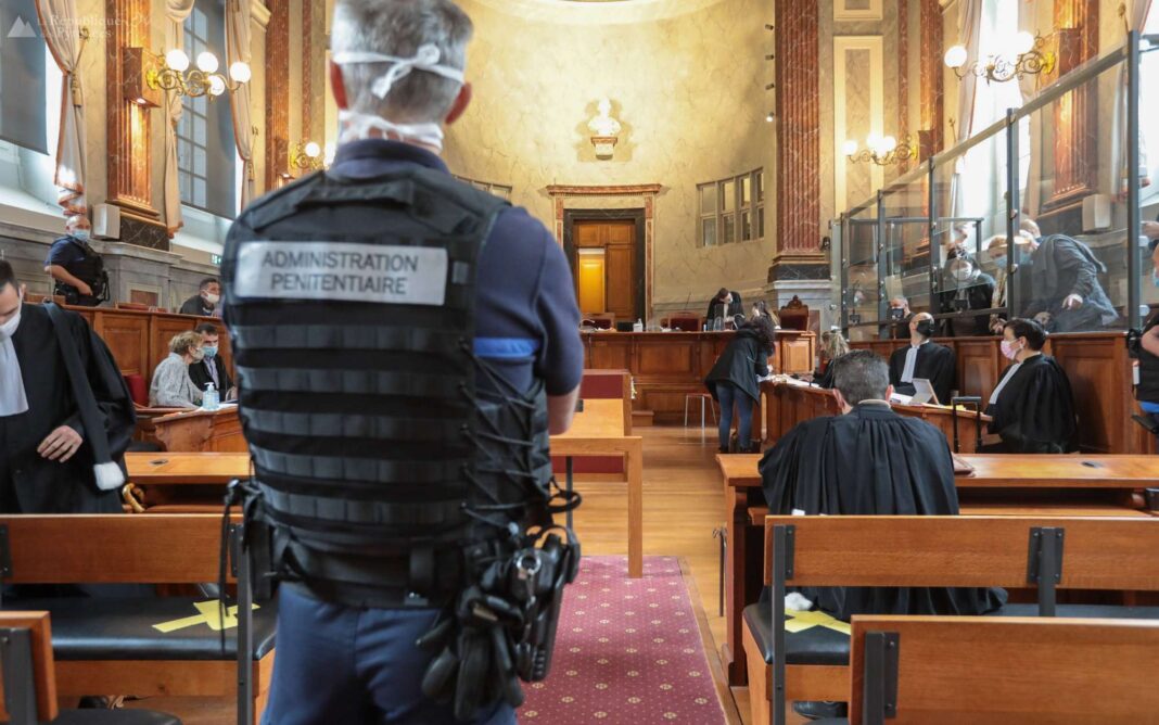 France : un clandestin algérien agresse sexuellement une magistrate Agent de prison en uniforme dans une salle d'audience judiciaire.
