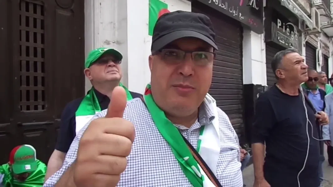 Algérie : le militant politique Fodil Boumala condamné à la prison ferme Homme avec un pouce levé lors d'une manifestation en Algérie.