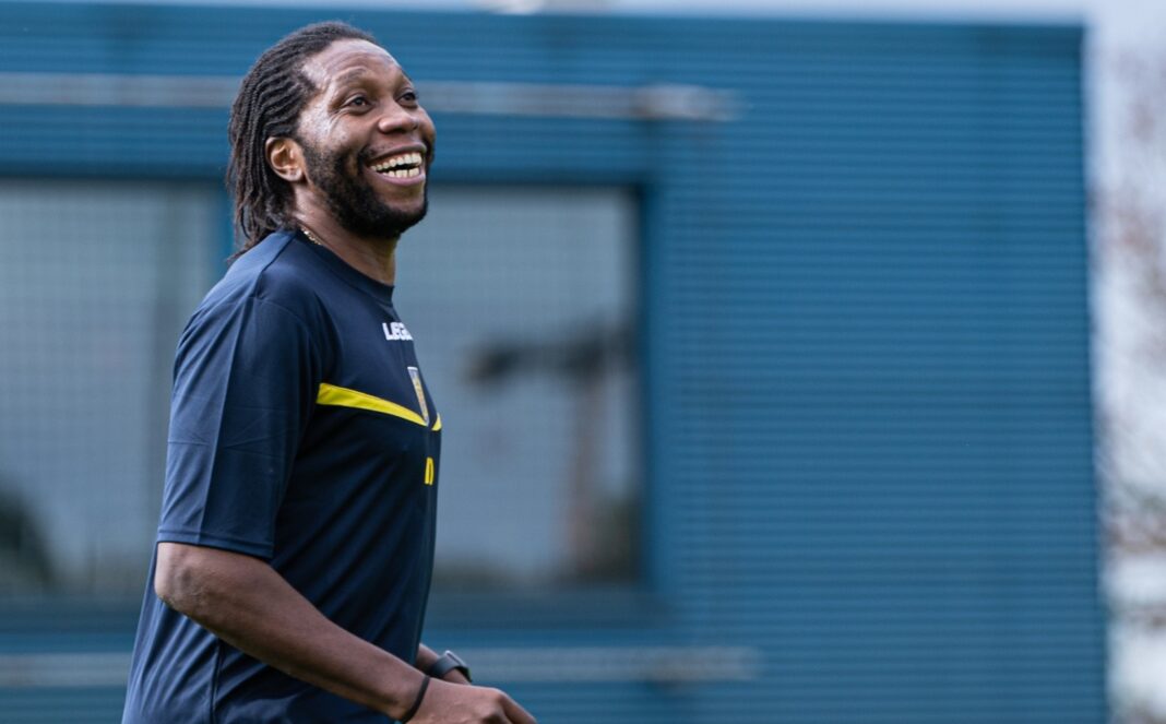 Affaire Mbokani – Kuwait SC : la FIFA a tranché ! Joueur de football Mbokani souriant en entraînement au Kuwait SC.
