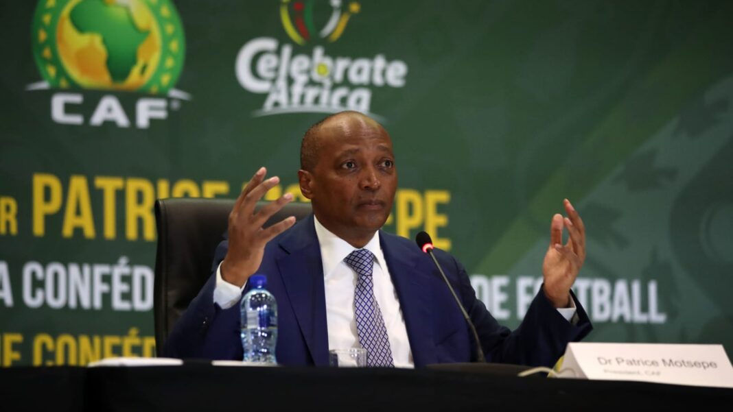 Algérie, Maroc : le pays qui organisera la CAN 2025 sera connu le … Patrice Motsepe, président de la CAF, lors d'une conférence sur la CAN 2025 en Algérie.