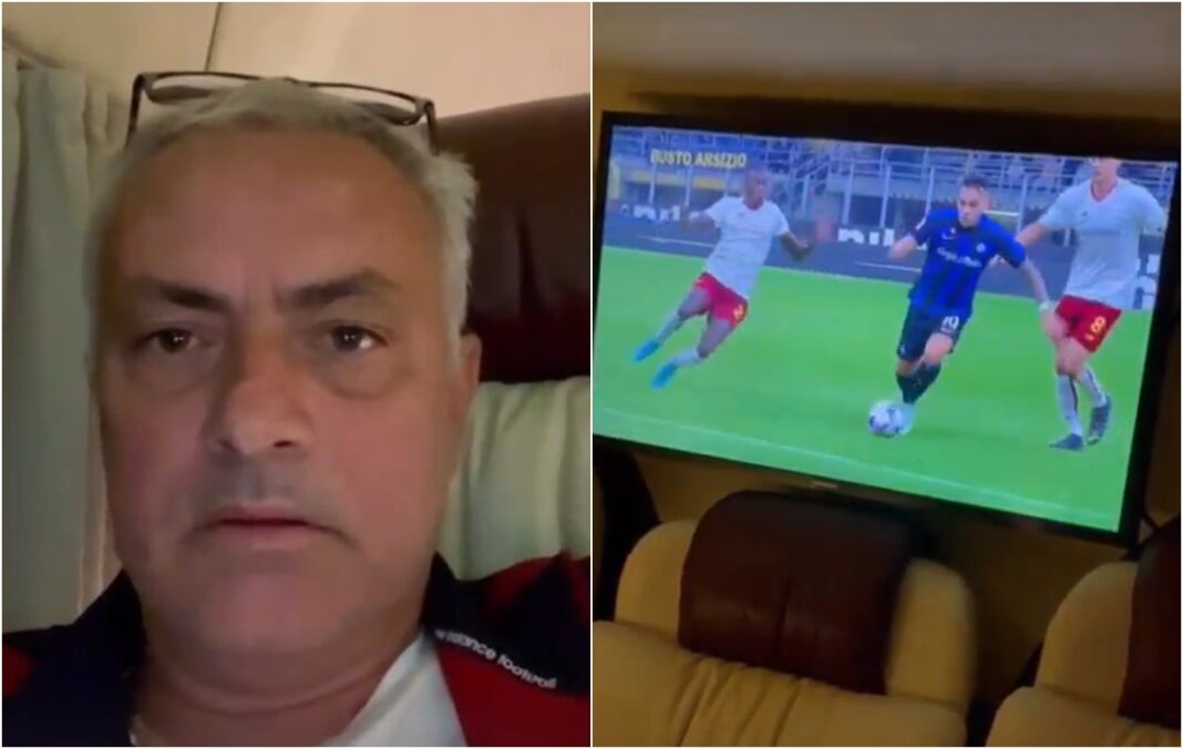 Mourinho regarde un match de football à la télévision dans un bus.