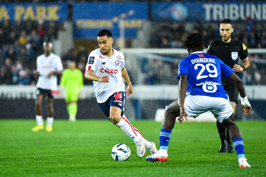 Joueur de septembre Adam Ounas en action lors d'un match de football.