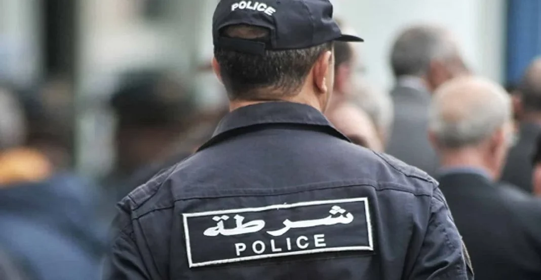 Policier algérien en uniforme Policier algérien en uniforme lors d'une intervention.