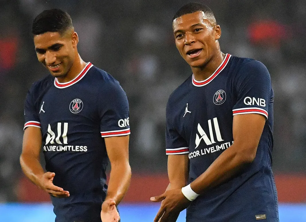 Mbappe et Hakimi au PSG Hakimi et Mbappe en action lors d'un match du PSG.