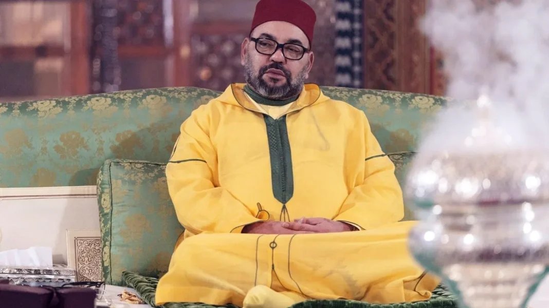 Portrait d'un homme en tenue traditionnelle Homme en tenue traditionnelle marocaine assis sur un canapé.