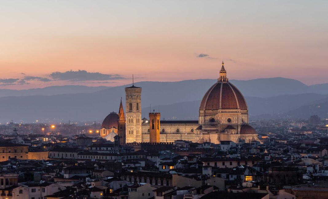 Vue de Florence au crépuscule Vue panoramique de Florence avec la cathédrale Santa Maria del Fiore au coucher du soleil.
