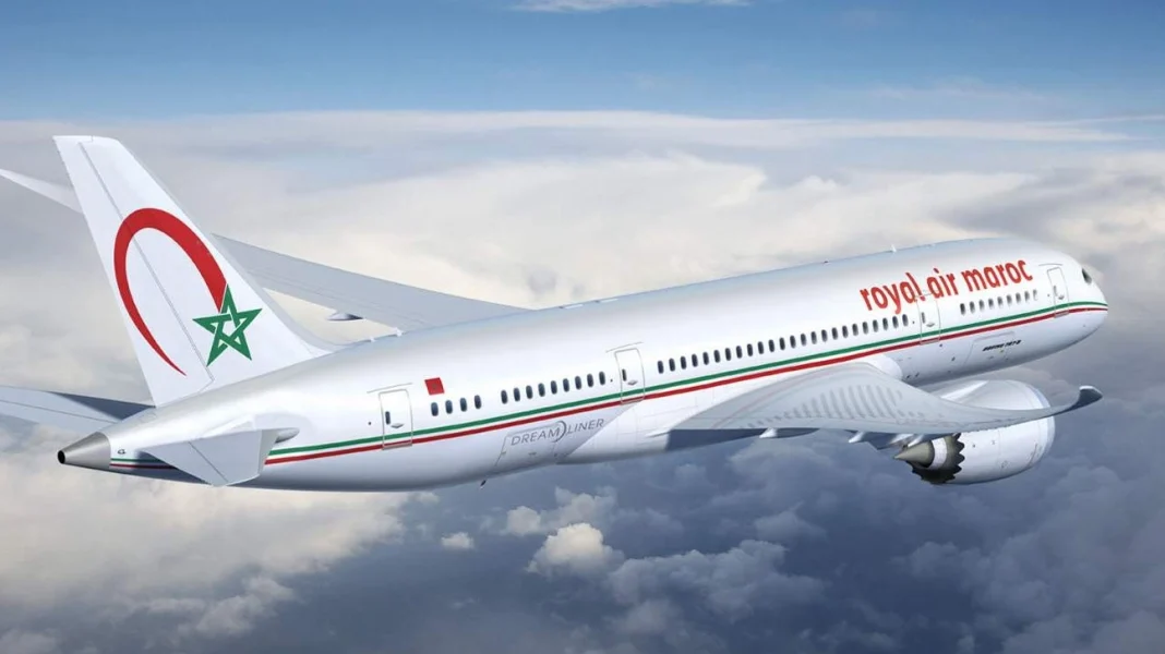 Royal Air Maroc élue meilleure compagnie Africaine Avion Royal Air Maroc survolant les nuages dans le ciel bleu.