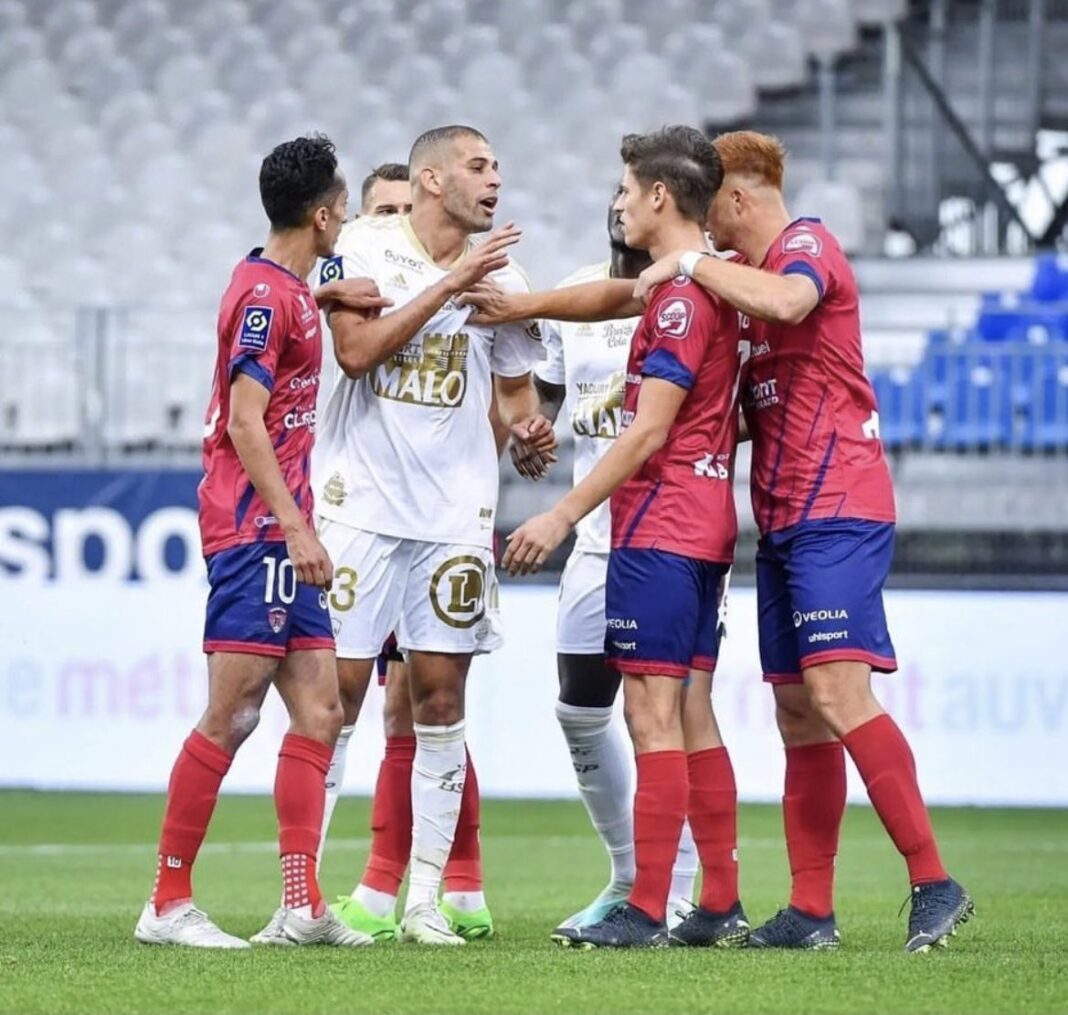 Joueurs de football en dispute lors d'un match.