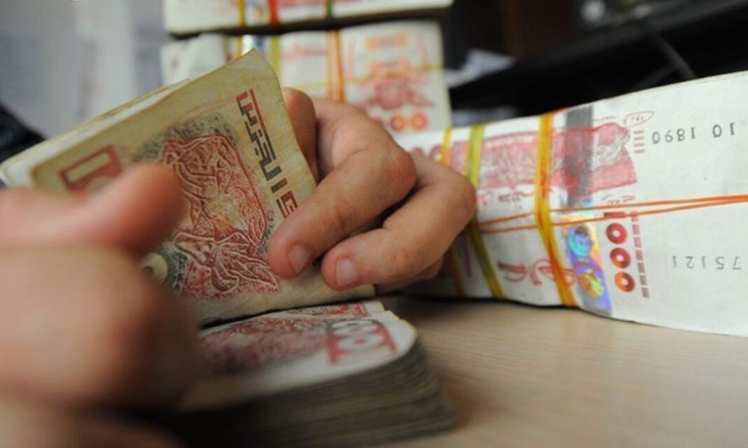 Main tenant des billets de dinar algérien, marché noir et banque.