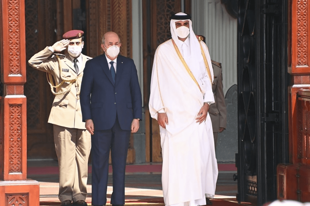 Coupe du monde 2022 : Tebboune élève le Qatar Le président Tebboune et un dignitaire qatari lors d'une cérémonie officielle.