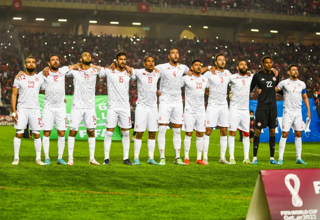 Les joueurs de la Tunisie alignés avant un match amical.