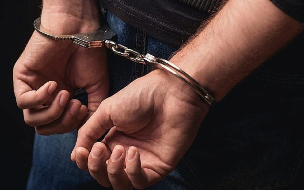Setif: une bande criminelle braque une poste et se fait prendre Main enchaînée d'un clandestin algérien lors d'une arrestation.