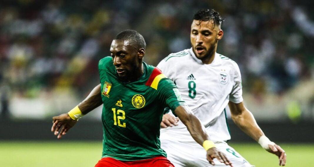 Coupe du monde : Le Maroc rend hommage au bourreau des algériens Karl Toko Ekambi Joueur marocain et algérien en duel lors d'un match de football.