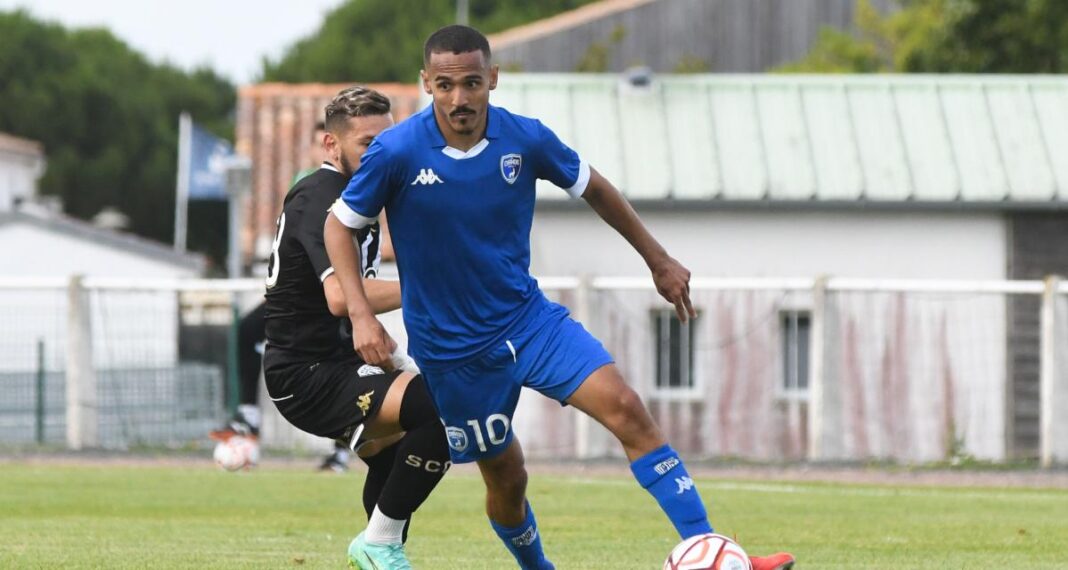 Algérie : Boutobba espère jouer en sélection et revenir à l’OM Joueur de football en action lors d'un match de football.