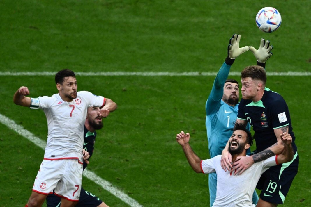 Coupe du monde 2022 : Grosse déception de la Tunisie face à l’Australie Gardien de but australien attrapant le ballon lors d'un match de Coupe du monde 2022.