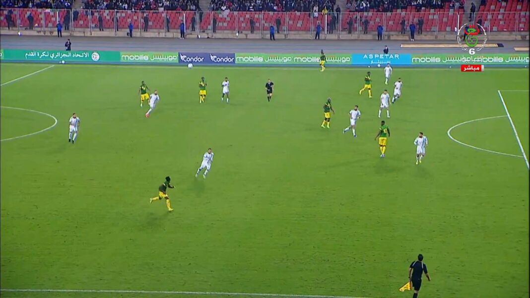 Equipe d’Algérie : faut-il s’inquiéter de ce match nul contre le Mali ? Match de football Algérie contre Mali lors d'une compétition.