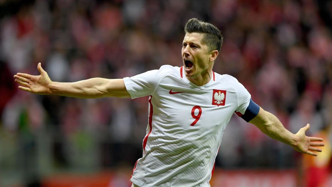 Lewandowski célèbre pour la Pologne Robert Lewandowski en pleine célébration lors d'un match de Coupe du Monde.