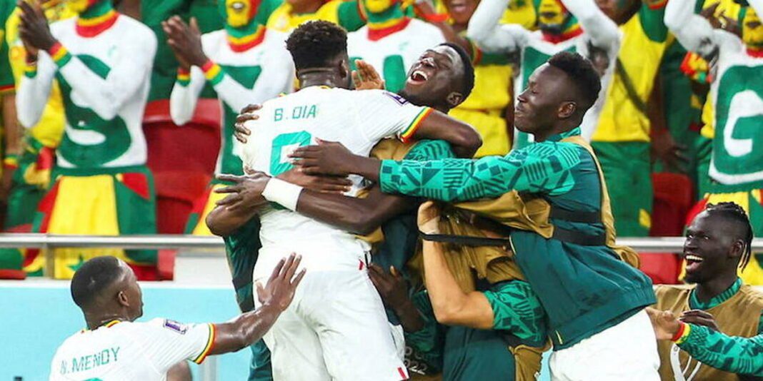 Coupe du monde 2022 : Le Sénégal régal et se qualifie pour les huitièmes de finale Joueurs sénégalais célébrant leur qualification en huitièmes de finale.