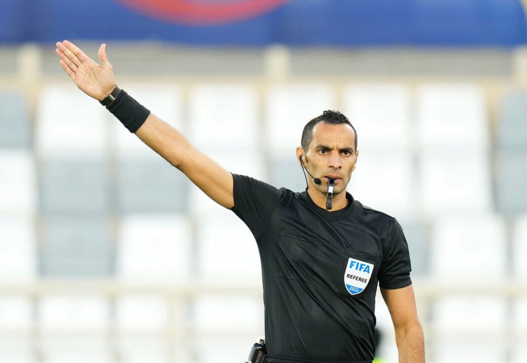 Mondial 2022 : Mustapha Ghorbal désigné pour un match aux quarts de finale Arbitre Mustapha Ghorbal dirige un match de football international.