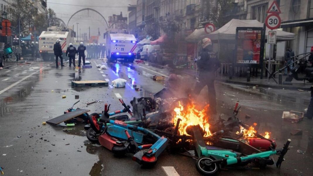 Coupe du monde : Emeute à Bruxelles après la victoire du Maroc contre la Belgique Chaos dans les rues de Bruxelles après la victoire du Maroc en Coupe du Monde.