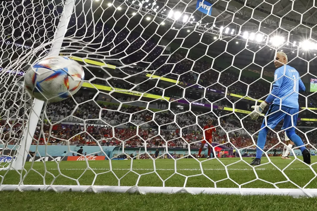 Ballon de football entrant dans le but lors d'un match de Coupe du Monde.