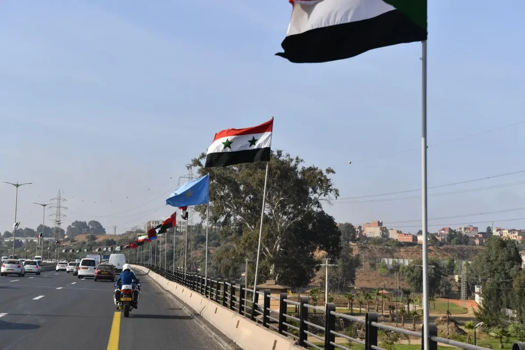 Drapeaux des pays arabes flottant en Algérie lors du sommet.