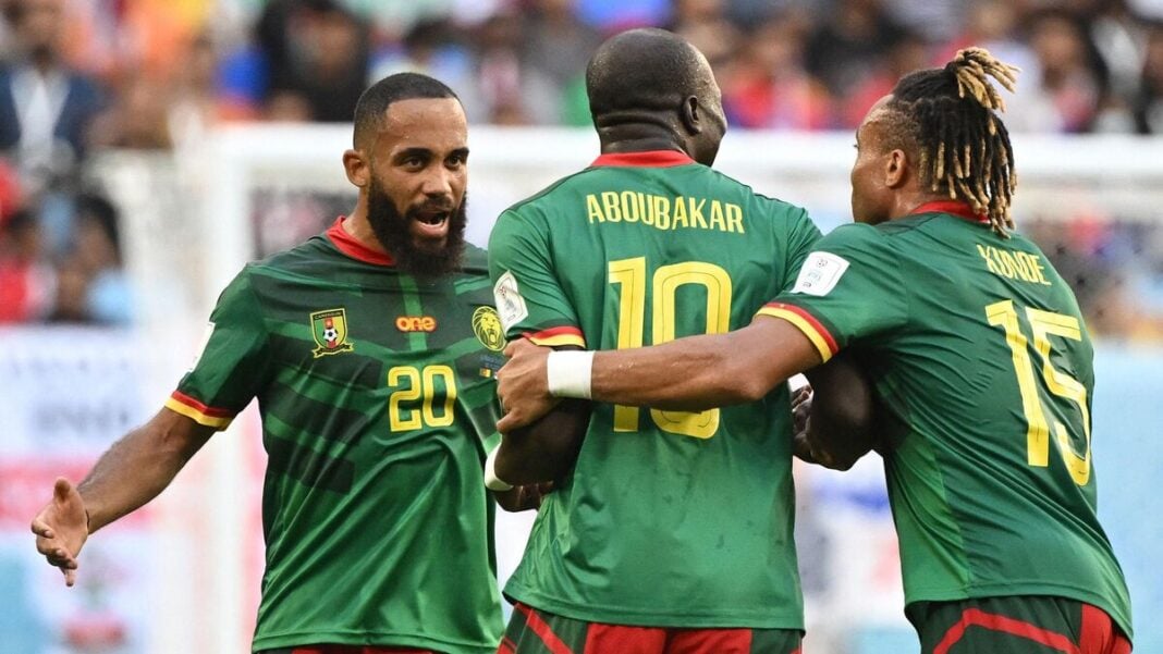 Coupe du monde: dans un match fou, les lions du Cameroun recollent face à la Serbie Les joueurs du Cameroun célèbrent un but lors d'un match intense.