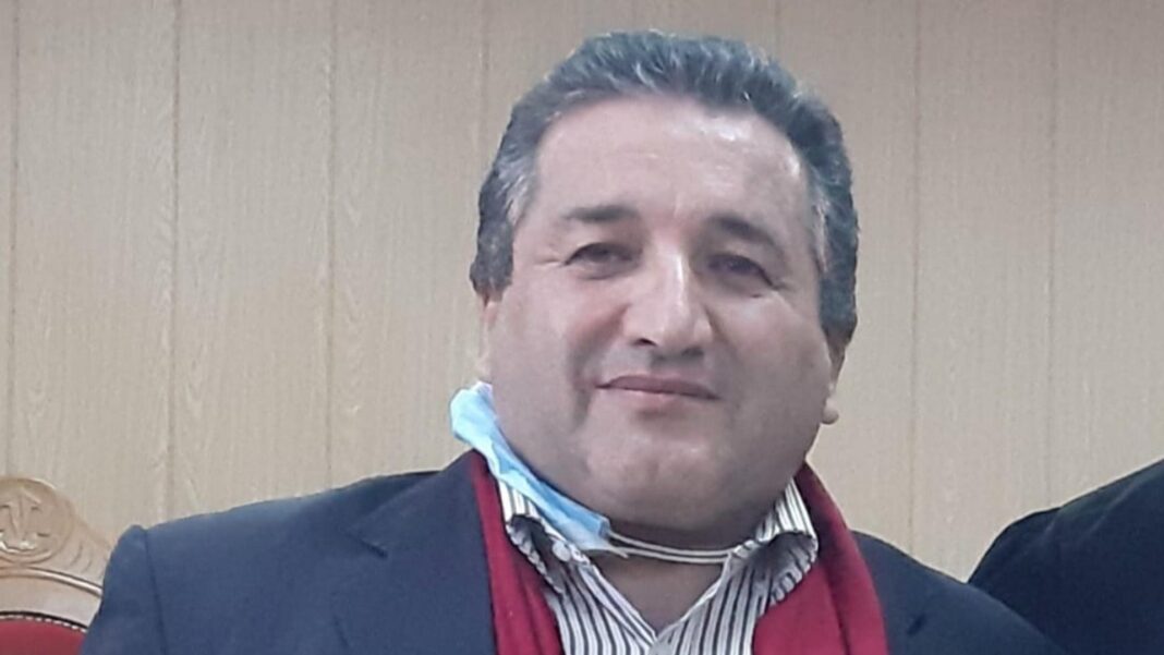 Hassan Bouras, journaliste, lors d'une conférence ou d'un événement public.