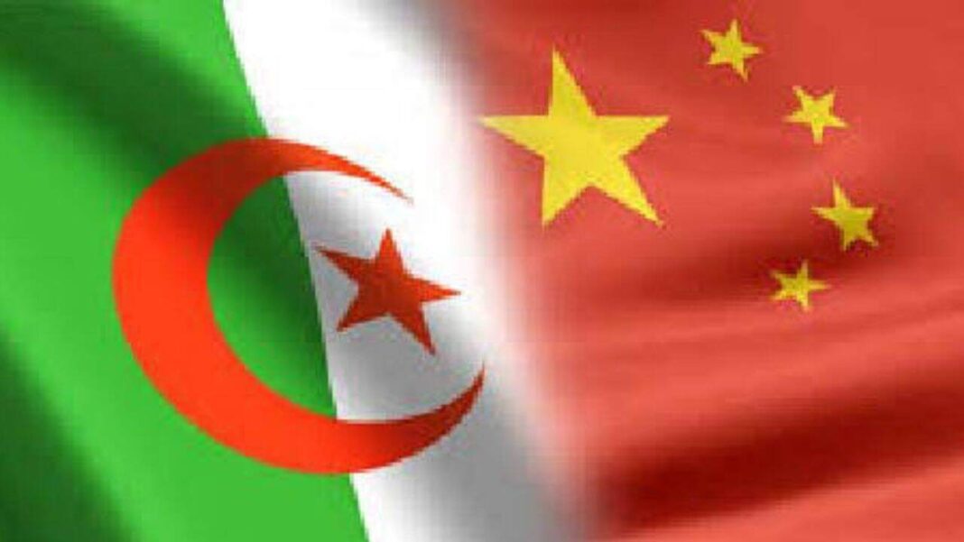 L’Algérie entre en accord de coopération stratégique avec la Chine. Drapeaux de l'Algérie et de la Chine en collaboration.
