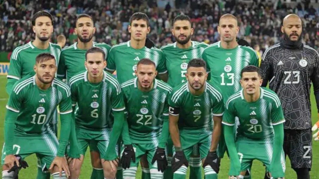 Les verts ne portent plus que du blanc et du vert Groupe de joueurs marocains en maillot vert lors d'un match.