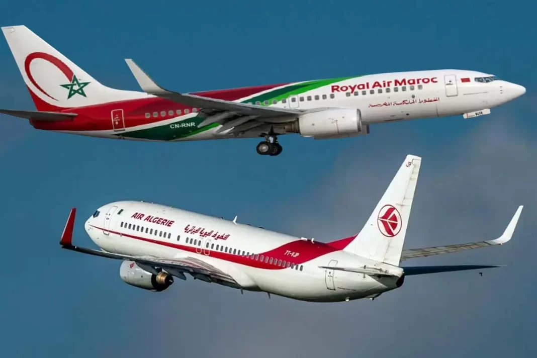 Avions d'Air Algérie et Royal Air Maroc Deux avions en vol, Air Algérie et Royal Air Maroc, dans le ciel bleu.
