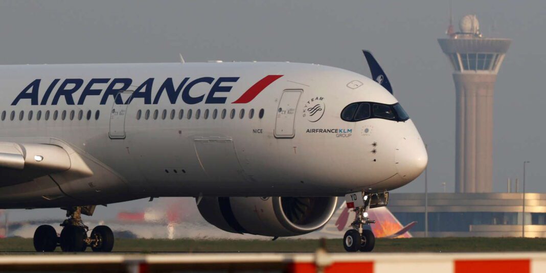Avion Air France en approche de l'aéroport d'Alger.