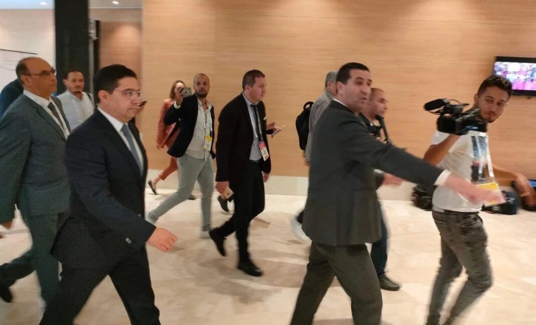 Sommet Arabe : Sommet Arabe : Enfin, voici la preuve que Bourita et ses compatriotes marocains sont venus simplement faits des bruits en Algérie Participants au sommet arabe en déplacement dans un hall moderne.