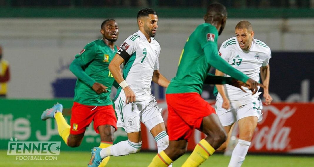 Match de football Algérie vs. Sénégal Joueurs algériens et sénégalais en action lors d'un match de football.